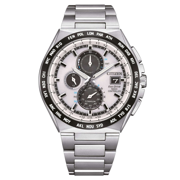Ανδρικό ρολόι Citizen Eco-Drive Radio Controlled AT8238-84A χρονογράφος με ασημί μπρασελέ από τιτάνιο, λευκό καντράν 43.5mm και μηχανισμό Eco-Drive H800.
