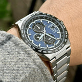 Ανδρικό ρολόι Citizen Eco-Drive Radio Controlled AT8238-84L φορεμένο με ασημί μπρασελέ και μπλε καντράν.