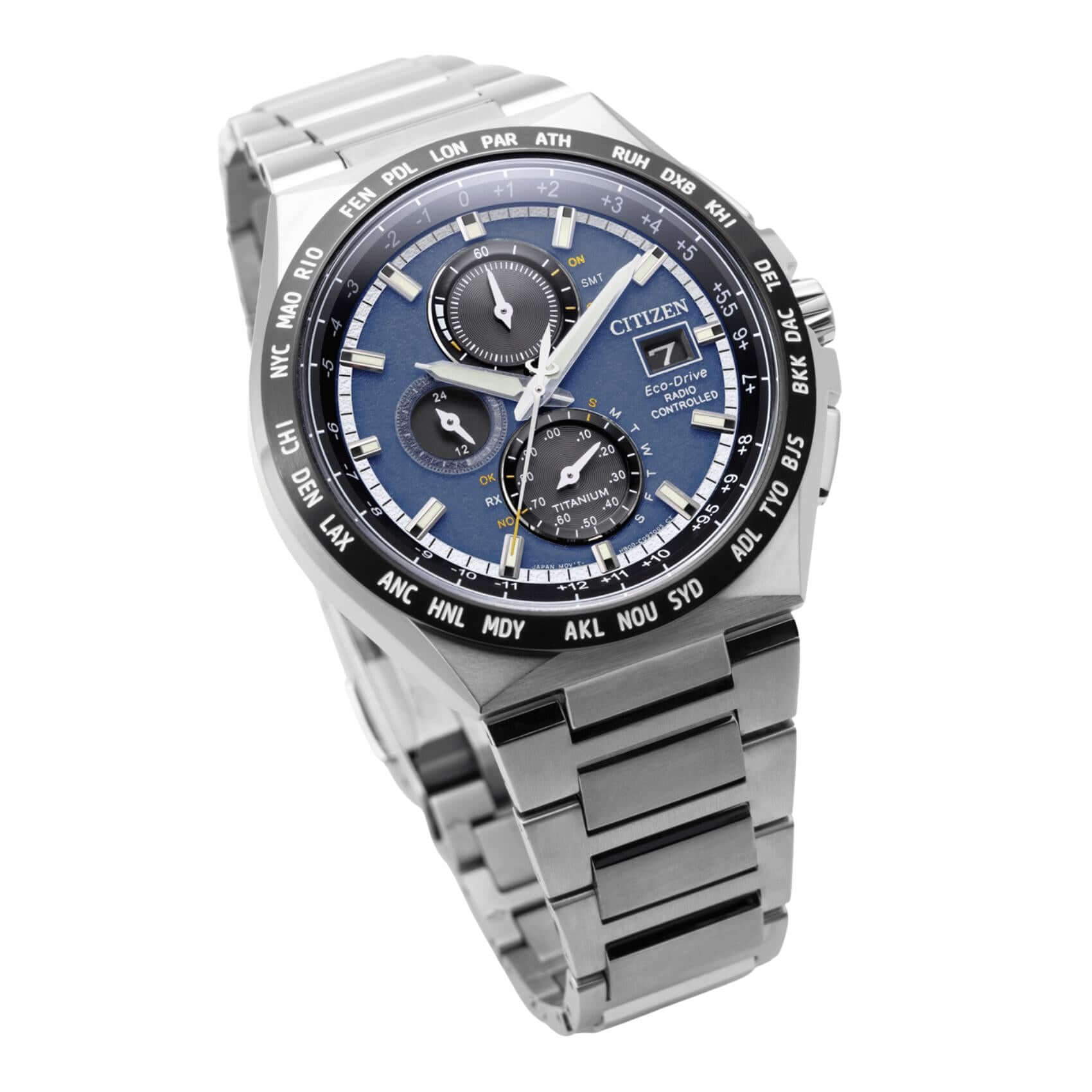 Μπλε καντράν 43.5mm του ανδρικού ρολογιού Citizen Eco-Drive Radio Controlled AT8238-84L με χρονογράφο, παγκόσμια ώρα και αχάρακτο ζαφείρι.