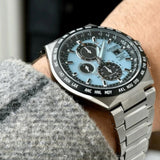 Ανδρικό ρολόι Citizen Eco-Drive Radio Controlled AT8238-84M φορεμένο με ασημί μπρασελέ από τιτάνιο και γαλάζιο καντράν.