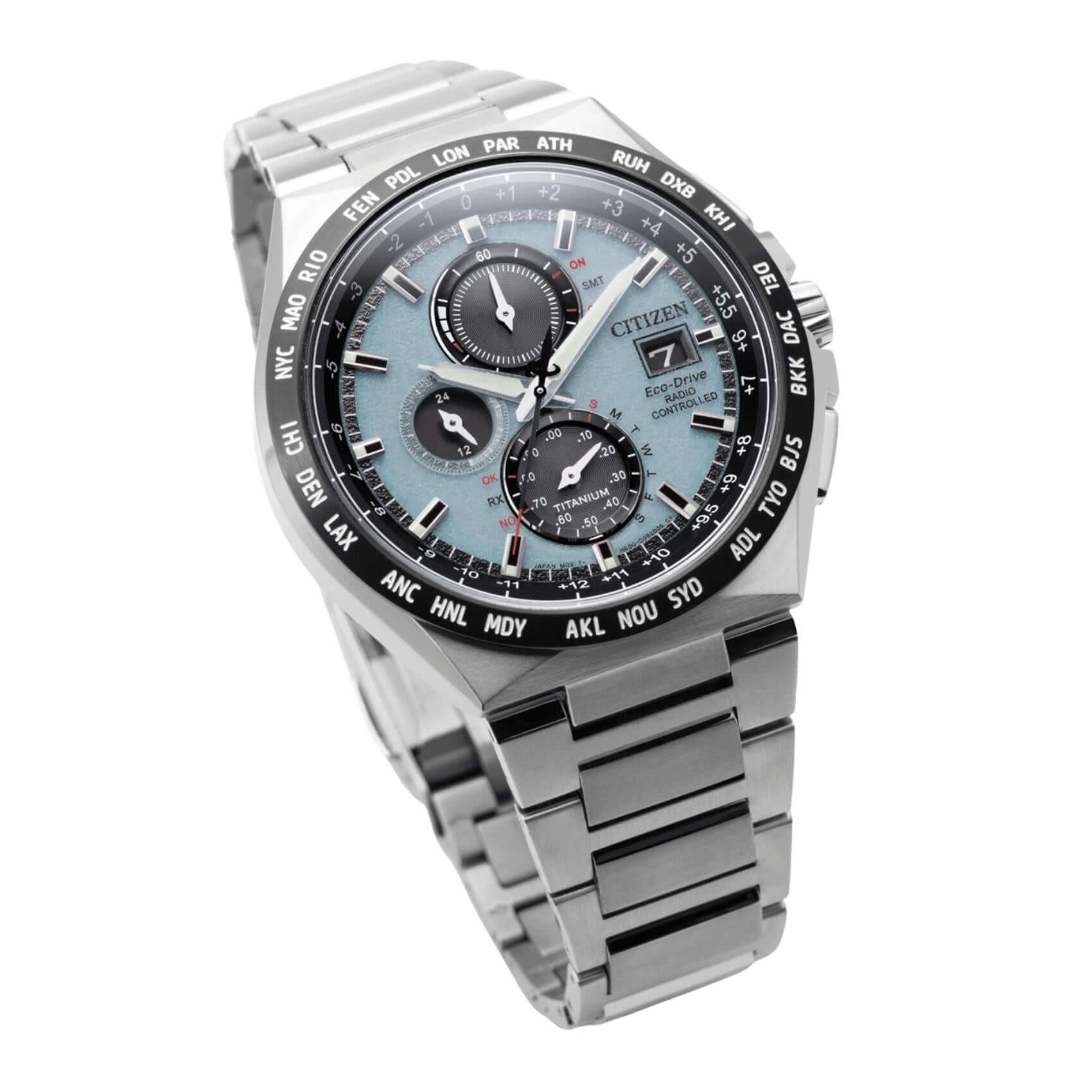 Γαλάζιο καντράν 43.5mm του ανδρικού ρολογιού Citizen Eco-Drive Radio Controlled AT8238-84M με χρονογράφο, παγκόσμια ώρα και αχάρακτο ζαφείρι.