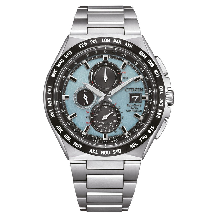 Ανδρικό ρολόι Citizen Eco-Drive Radio Controlled AT8238-84M χρονογράφος με ασημί μπρασελέ από τιτάνιο, γαλάζιο καντράν 43.5mm και μηχανισμό Eco-Drive H800.