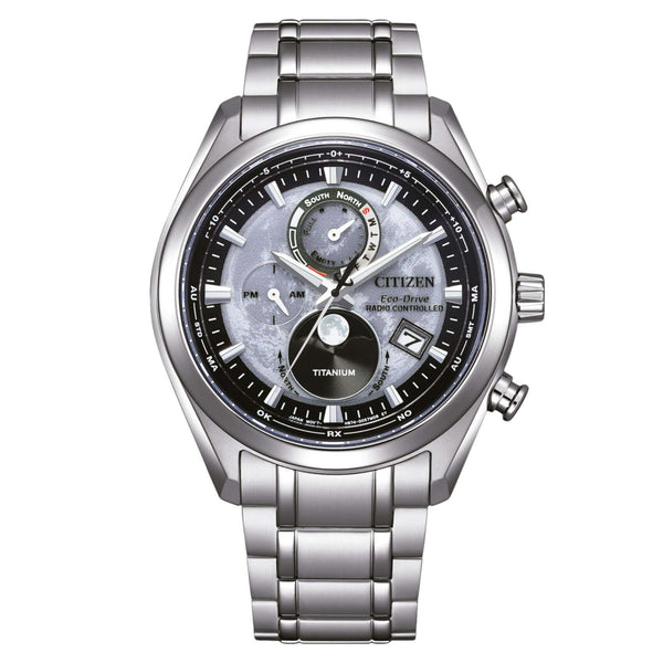 Ανδρικό ρολόι Citizen Eco-Drive Tsuki-yomi BY1010-81H με ασημί μπρασελέ από τιτάνιο, γκρι-μαύρο καντράν 43mm και ένδειξη φάσεων της σελήνης.