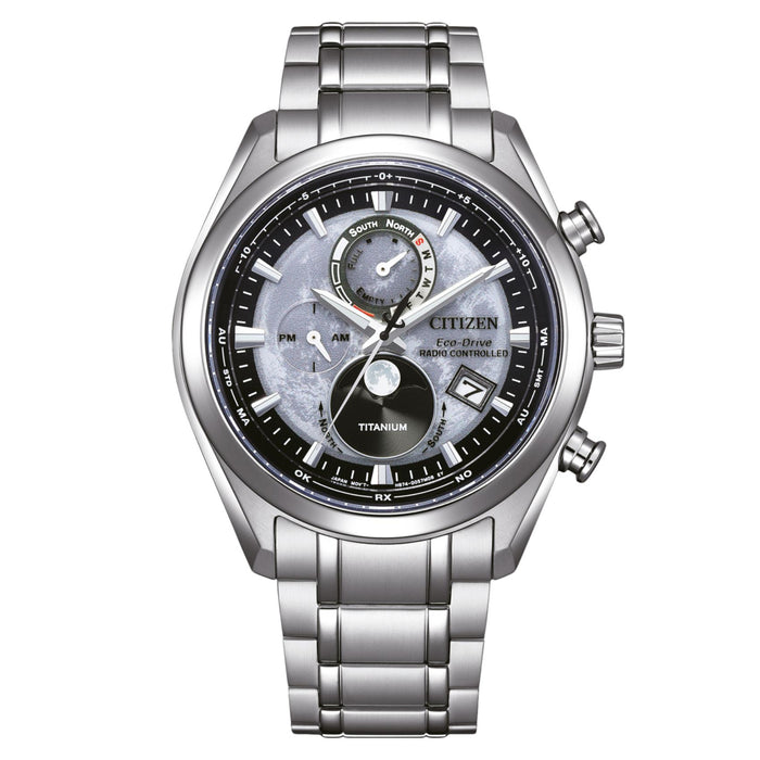 Ανδρικό ρολόι Citizen Eco-Drive Tsuki-yomi BY1010-81H με ασημί μπρασελέ από τιτάνιο, γκρι-μαύρο καντράν 43mm και ένδειξη φάσεων της σελήνης.