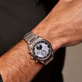 Ανδρικό ρολόι Citizen Eco-Drive Tsuki-yomi BY1010-81H φορεμένο με ασημί μπρασελέ από τιτάνιο και γκρι-μαύρο καντράν.