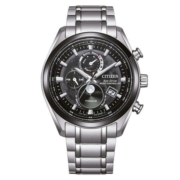 Ανδρικό ρολόι Citizen Eco-Drive Tsuki-yomi BY1018-80E με ασημί μπρασελέ από τιτάνιο, μαύρο καντράν 43mm και ένδειξη φάσεων της σελήνης.