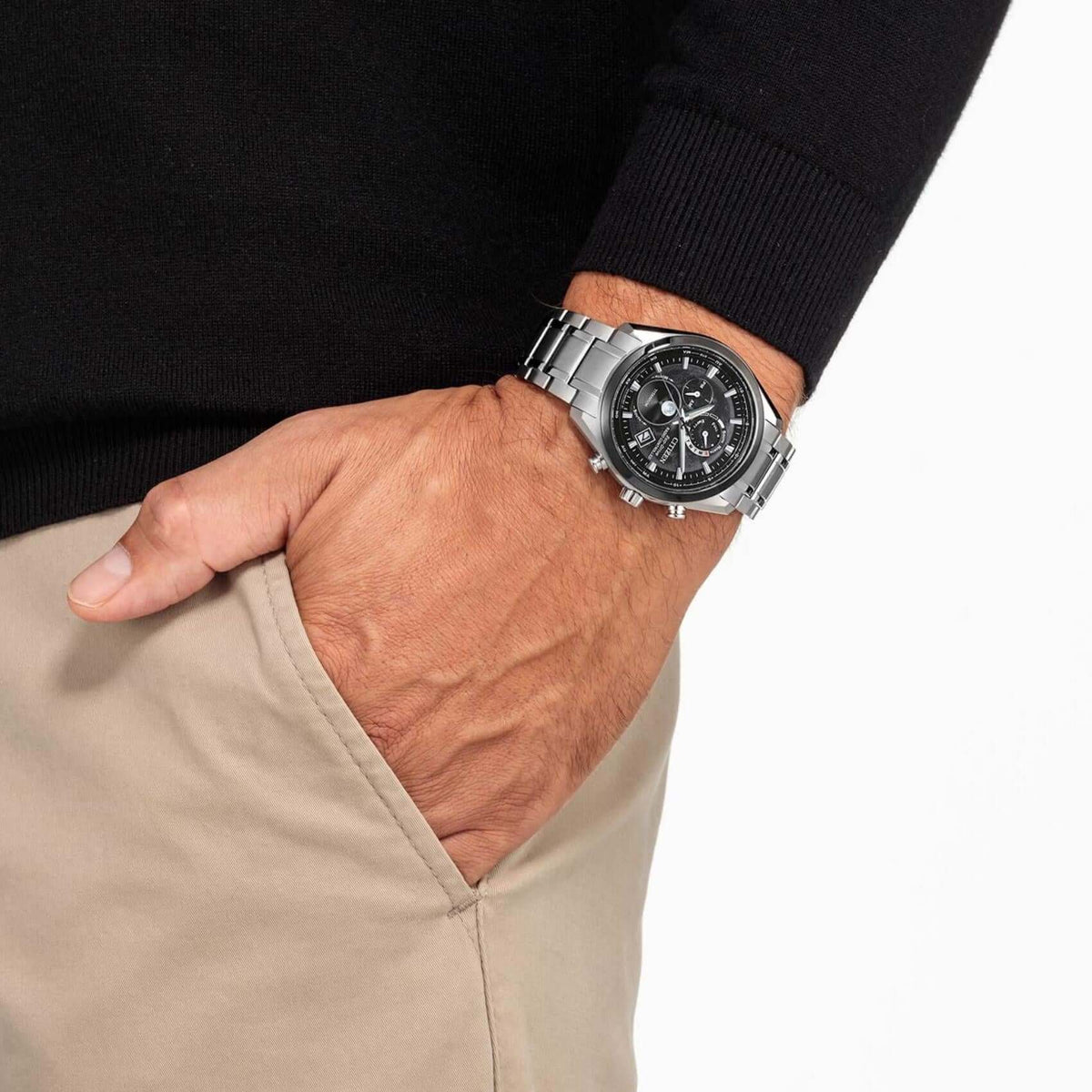 Ανδρικό ρολόι Citizen Eco-Drive Tsuki-yomi BY1018-80E φορεμένο με ασημί μπρασελέ από τιτάνιο και μαύρο καντράν.