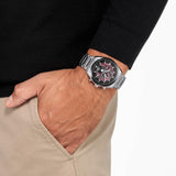 Ανδρικό ρολόι Citizen Eco-Drive Tsuki-yomi BY1018-80X φορεμένο με ασημί μπρασελέ από τιτάνιο και κόκκινο καντράν.