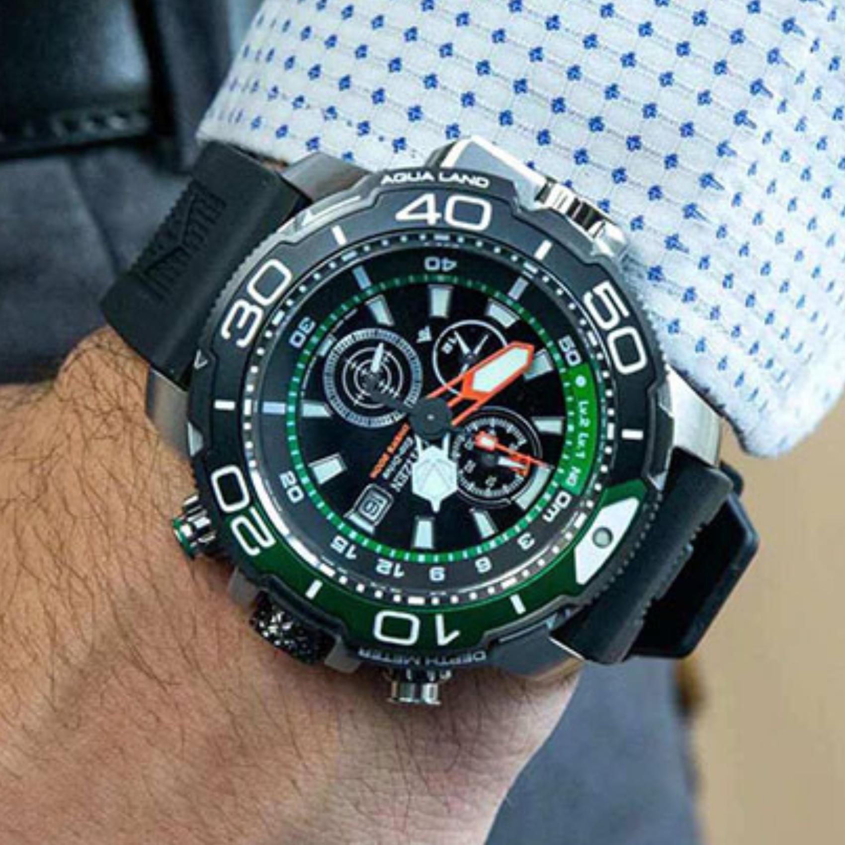 Ανδρικό ρολόι Citizen Promaster Aqualand BJ2168-01E φορεμένο στον καρπό με μαύρο λουράκι από καουτσούκ.