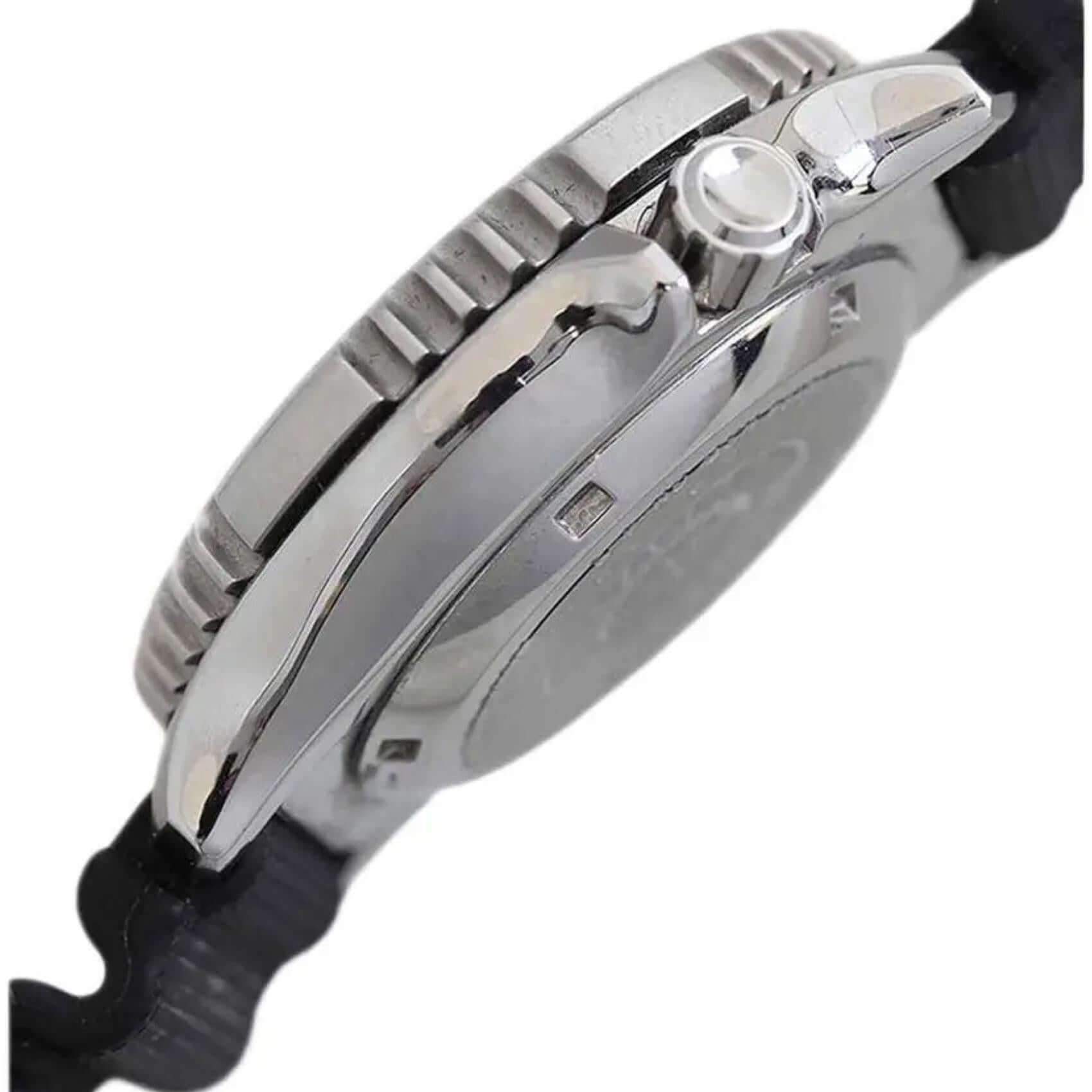 Πίσω μέρος του ανδρικού ρολογιού Citizen Promaster Divers NY0040-09EE με βιδωτό καπάκι, αυτόματο μηχανισμό Caliber 8203 και μαύρο καουτσούκ λουράκι.
