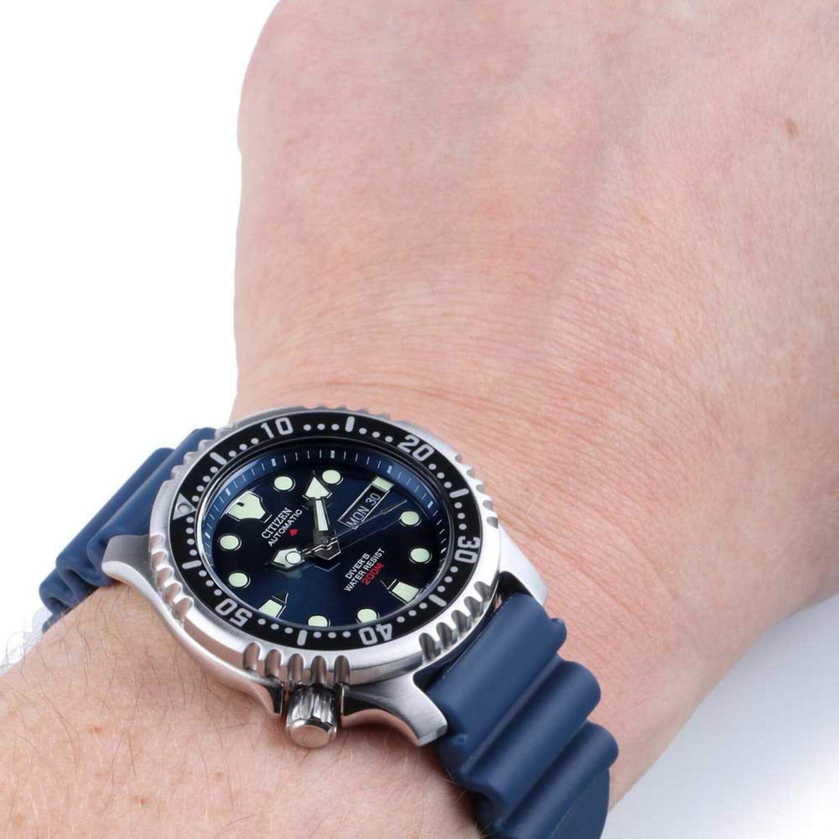 Ανδρικό ρολόι Citizen Promaster Divers NY0040-17LE φορεμένο με μπλε καουτσούκ λουράκι και μαύρο καντράν.