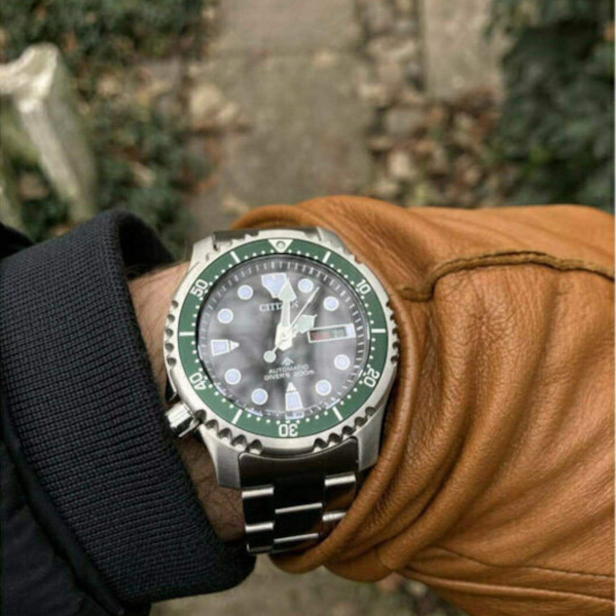 Ανδρικό ρολόι Citizen Promaster Divers NY0084-89EE φορεμένο με ασημί ατσάλινο μπρασελέ και μαύρο καντράν.