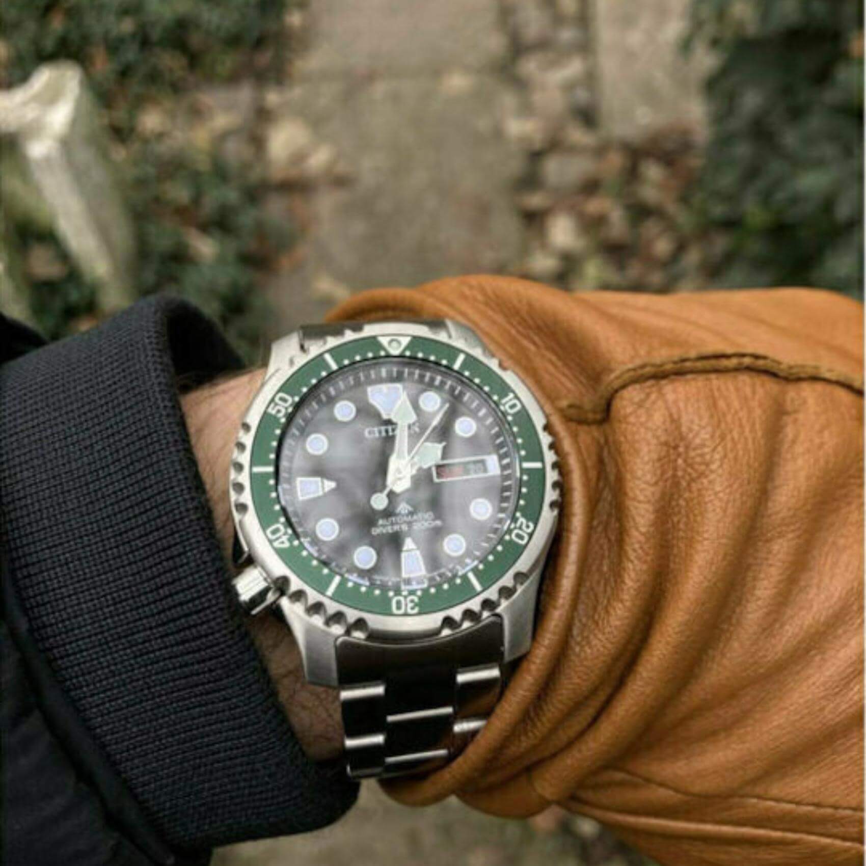 Ανδρικό ρολόι Citizen Promaster Divers NY0084-89EE φορεμένο με ασημί ατσάλινο μπρασελέ και μαύρο καντράν.
