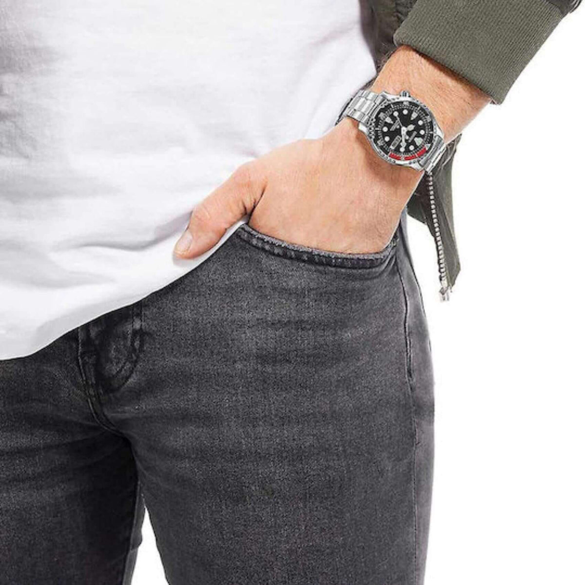 Ανδρικό ρολόι Citizen Promaster Divers NY0085-86EE φορεμένο με ασημί ατσάλινο μπρασελέ, μαύρο καντράν και κόκκινη-μαύρη στεφάνη.