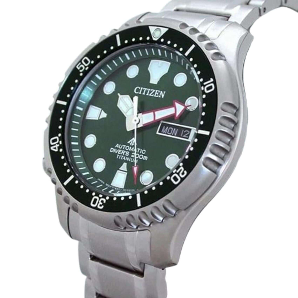 Πράσινο καντράν 42mm του ανδρικού ρολογιού Citizen Promaster Divers NY0100-50XE με οδοντωτή στεφάνη Fugu και ενδείξεις ημέρας και ημερομηνίας.