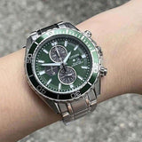 Ανδρικό ρολόι χρονογράφος Citizen Promaster Eco-Drive CA0820-50X φορεμένο στον καρπό με ασημί μπρασελέ.