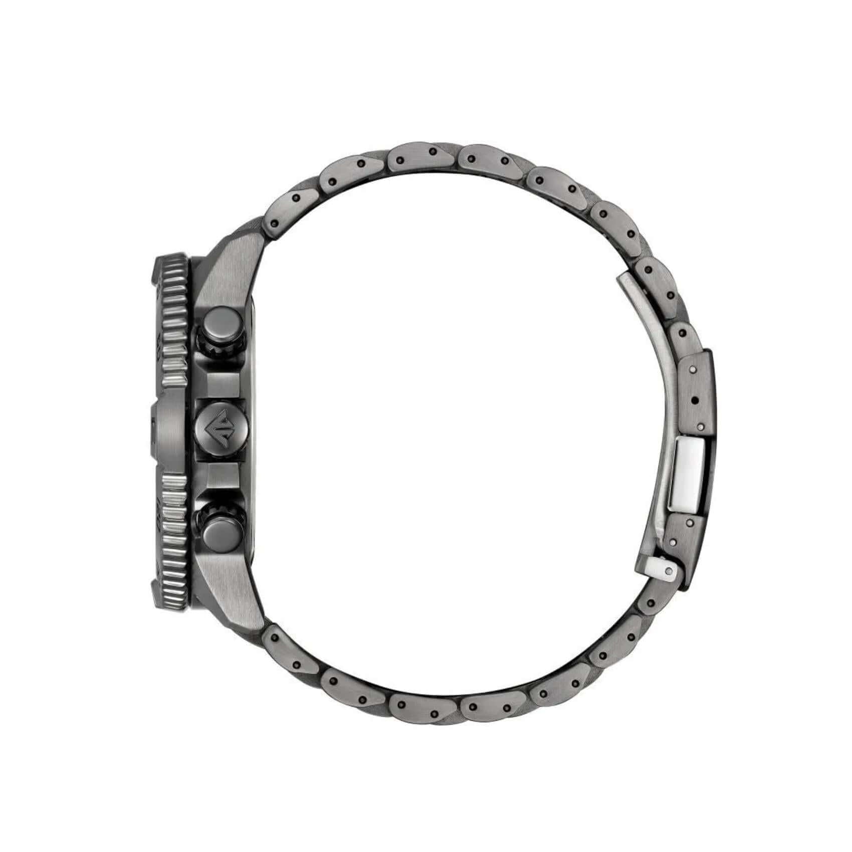 Γκρι μπρασελέ του ανδρικού ρολογιού Citizen Promaster Eco-Drive Navihawk AT8227-56X από ανοξείδωτο ατσάλι με κούμπωμα ασφαλείας.