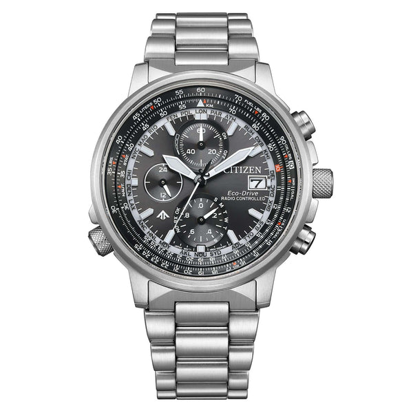 Ανδρικό ρολόι Citizen Promaster Sky AT8300-58E χρονογράφος με ασημί μπρασελέ από ανοξείδωτο ατσάλι, μαύρο καντράν 41mm και μηχανισμό Eco-Drive H800.