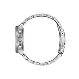 Ασημί μπρασελέ του ανδρικού ρολογιού Citizen Promaster Sky AT8300-58L από ανοξείδωτο ατσάλι με κούμπωμα ασφαλείας.