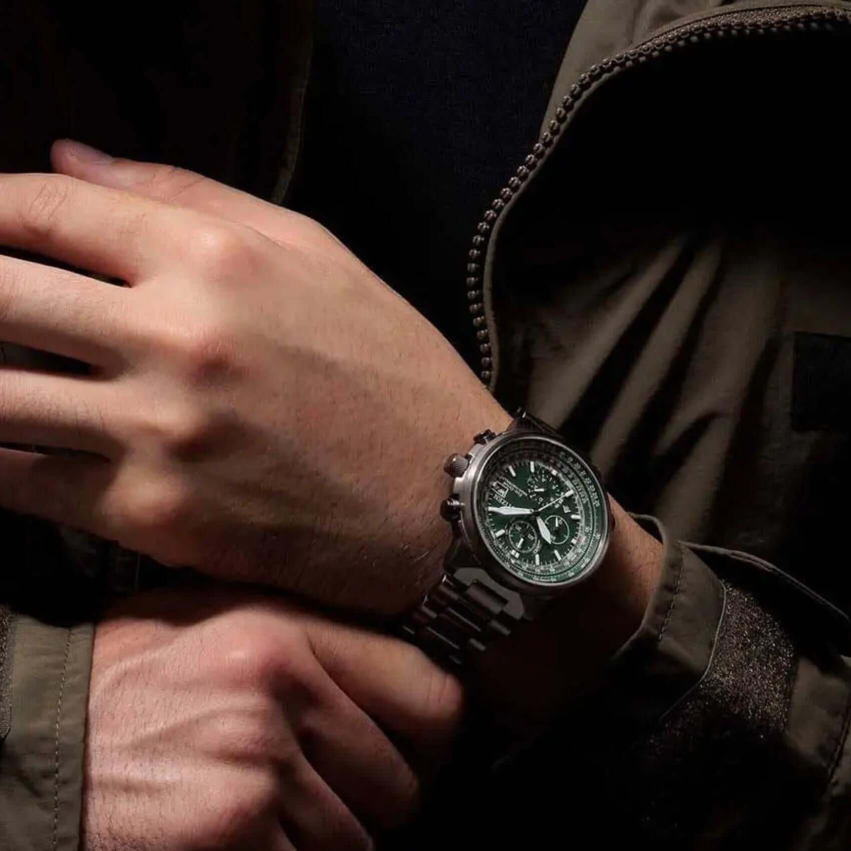 Ανδρικό ρολόι Citizen Promaster Sky AT8304-57W φορεμένο με γκρι μπρασελέ και πράσινο καντράν.