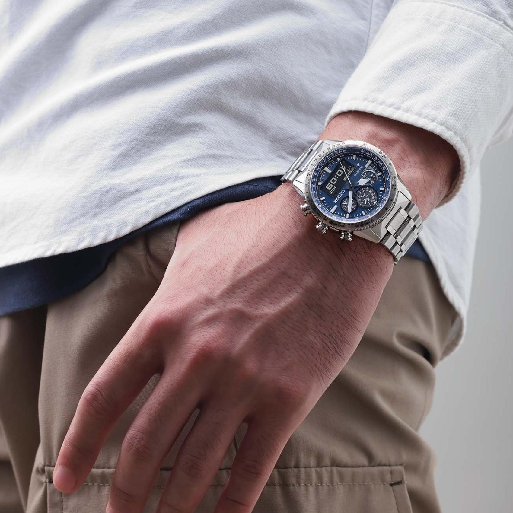 Ανδρικό ρολόι Citizen Promaster Sky JV2000-51L φορεμένο στον καρπό με ασημί μπρασελέ από ανοξείδωτο ατσάλι.