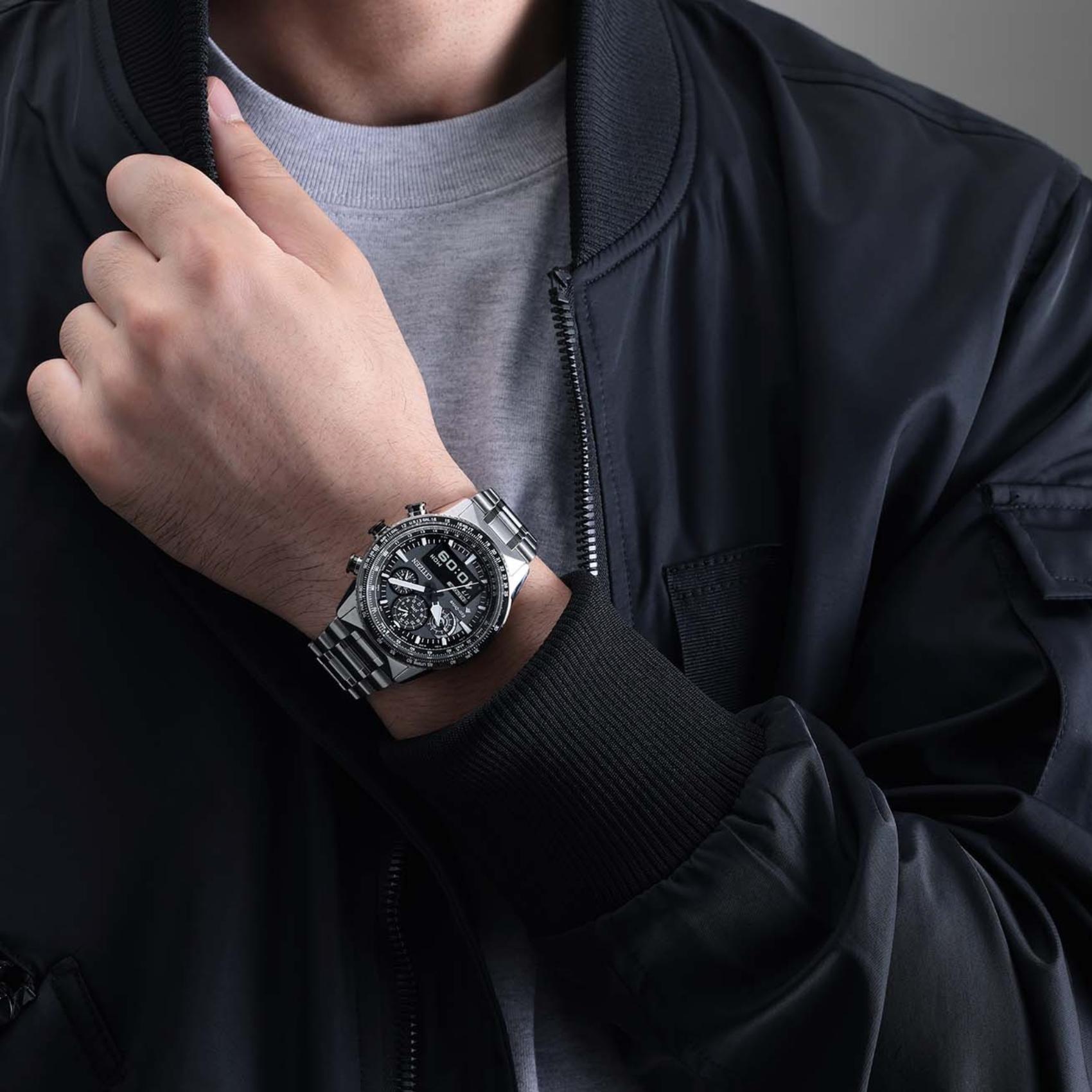 Ανδρικό ρολόι Citizen Promaster Sky JV2006-55H φορεμένο στον καρπό με ασημί μπρασελέ από ανοξείδωτο ατσάλι.