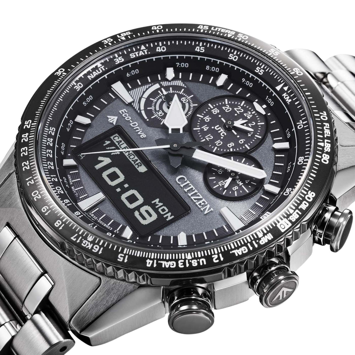 Γκρι καντράν 43mm του Citizen Promaster Sky JV2006-55H με οθόνη MIP, ένδειξη UTC.