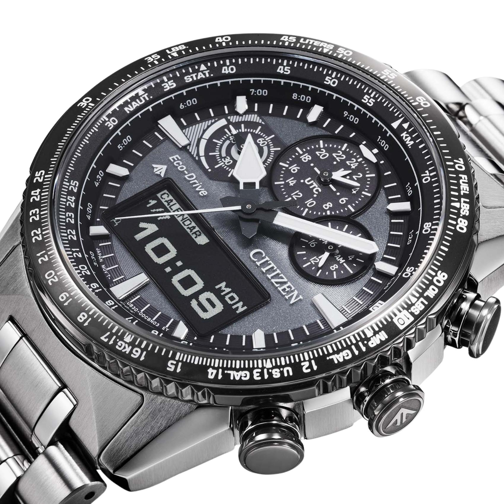 Γκρι καντράν 43mm του Citizen Promaster Sky JV2006-55H με οθόνη MIP, ένδειξη UTC.