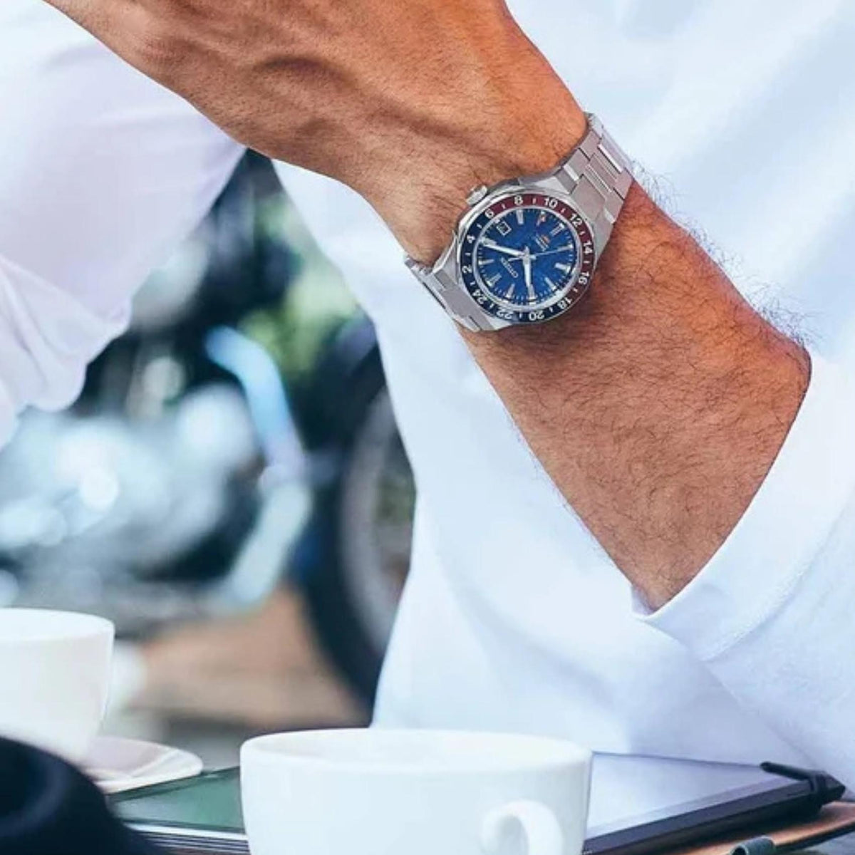 Ανδρικό ρολόι Citizen Series 8 GMT NB6030-59L με ασημί μπρασελέ και μπλε καντράν φορεμένο στον καρπό