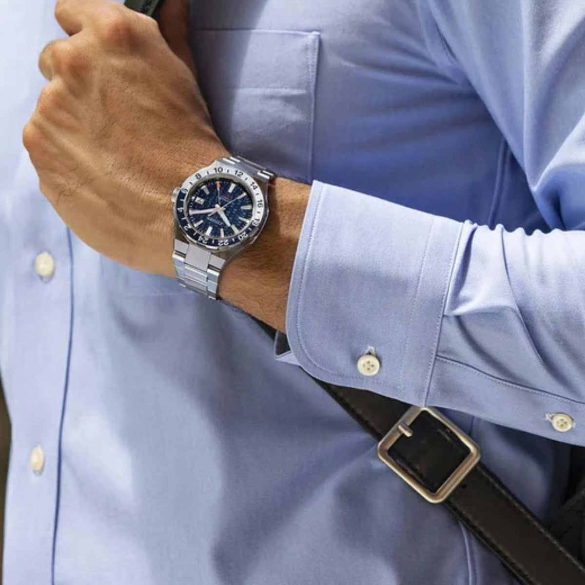 Ανδρικό ρολόι Citizen Series 8 GMT NB6034-58L με ασημί μπρασελέ και μπλε καντράν φορεμένο στον καρπό