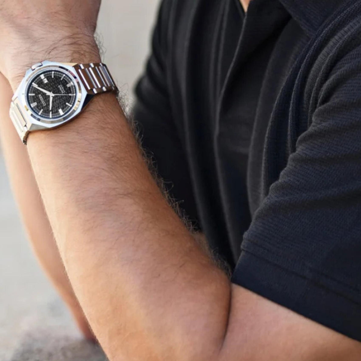 Ανδρικό ρολόι Citizen Series 8 NB6050-51E με ασημί μπρασελέ και μαύρο καντράν φορεμένο στον καρπό