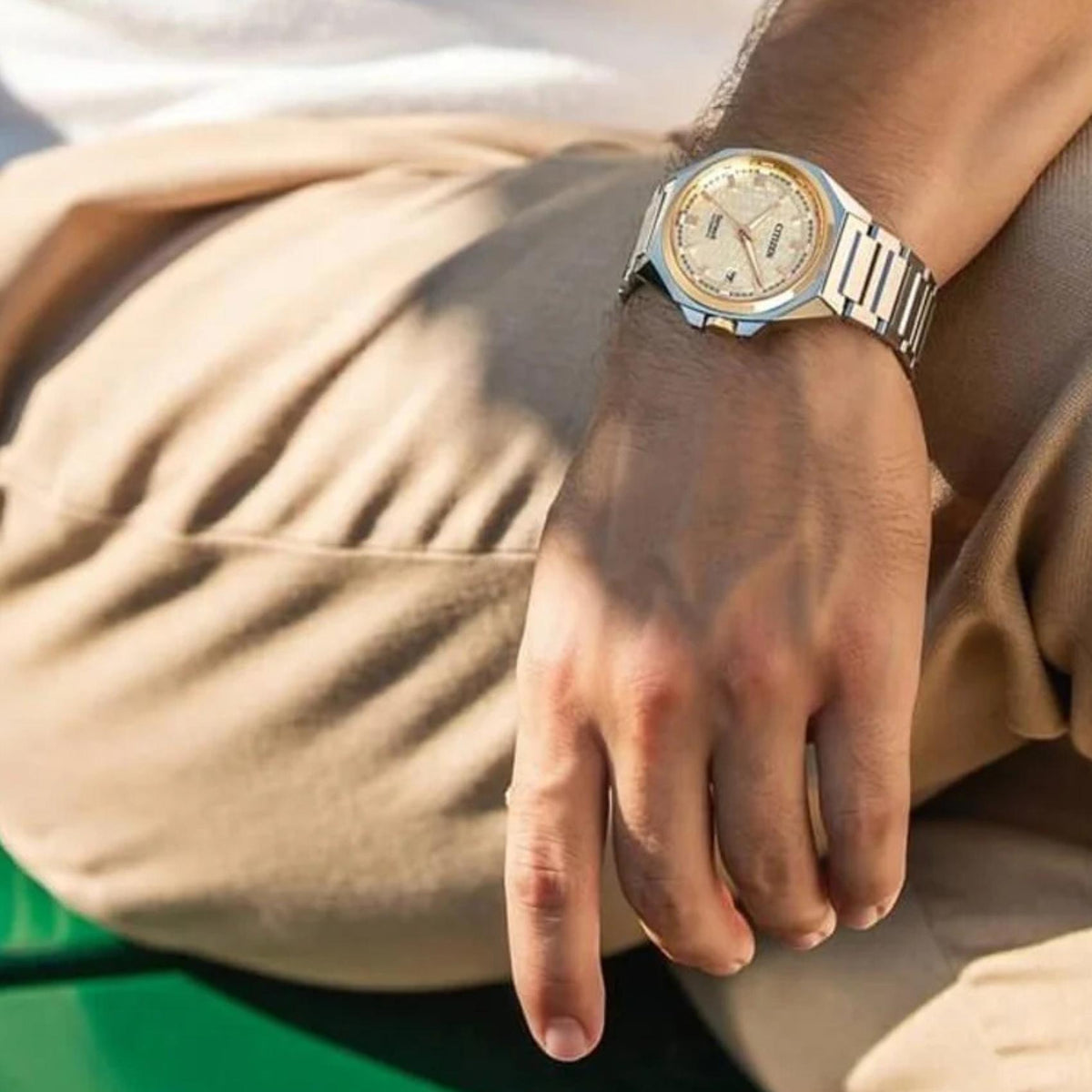 Ανδρικό ρολόι Citizen Series 8 NB6059-57P με ασημί μπρασελέ και σαμπανί καντράν φορεμένο στον καρπό