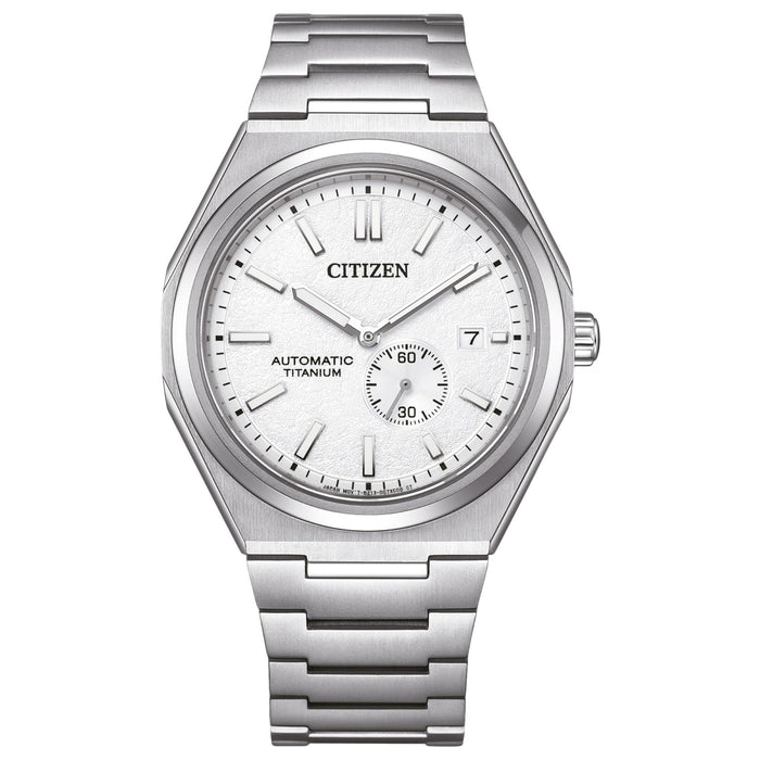 Ανδρικό αυτόματο ρολόι Citizen Super Titanium Zenshin NJ0180-80A με ασημί μπρασελέ και ανάγλυφο λευκό καντράν