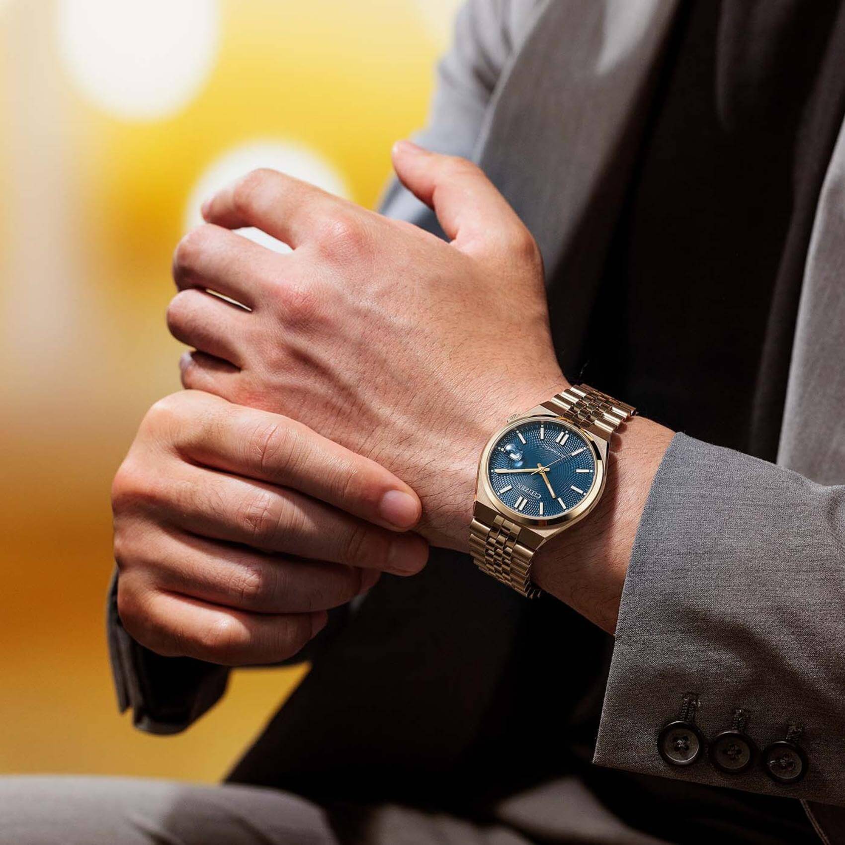 Ανδρικό ρολόι Citizen Tsuyosa 60 NK0023-57L φορεμένο στον καρπό με ροζ χρυσό μπρασελέ από ανοξείδωτο ατσάλι.