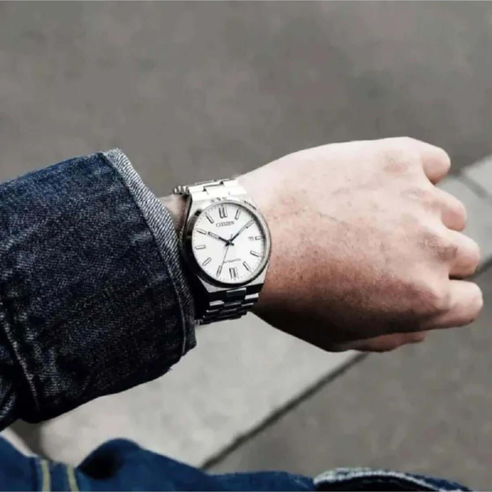 Ανδρικό ρολόι Citizen Tsuyosa NJ0159-86A φορεμένο στον καρπό με ασημί μπρασελέ από ανοξείδωτο ατσάλι.