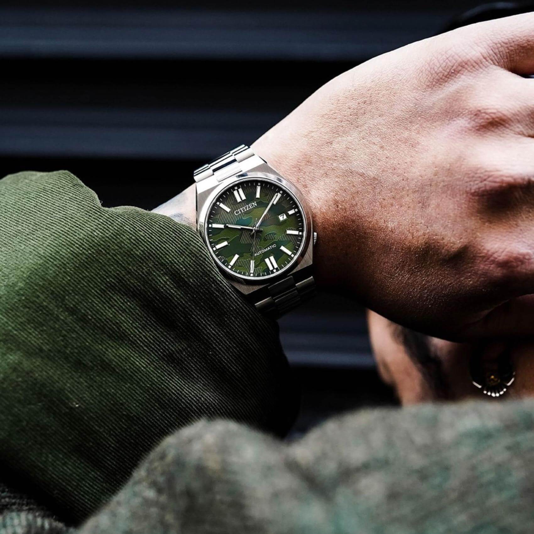 Ανδρικό ρολόι Citizen Tsuyosa NJ0159-86X φορεμένο στον καρπό με ασημί μπρασελέ από ανοξείδωτο ατσάλι.