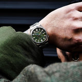 Ανδρικό ρολόι Citizen Tsuyosa NJ0159-86X φορεμένο στον καρπό με ασημί μπρασελέ από ανοξείδωτο ατσάλι.