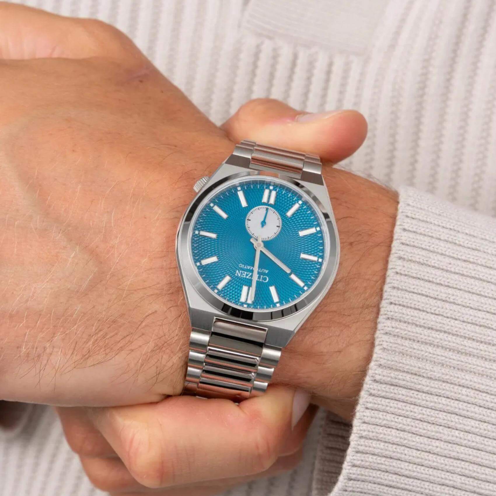 Ανδρικό ρολόι Citizen Tsuyosa NK5010-51L φορεμένο στον καρπό με ασημί μπρασελέ από ανοξείδωτο ατσάλι.