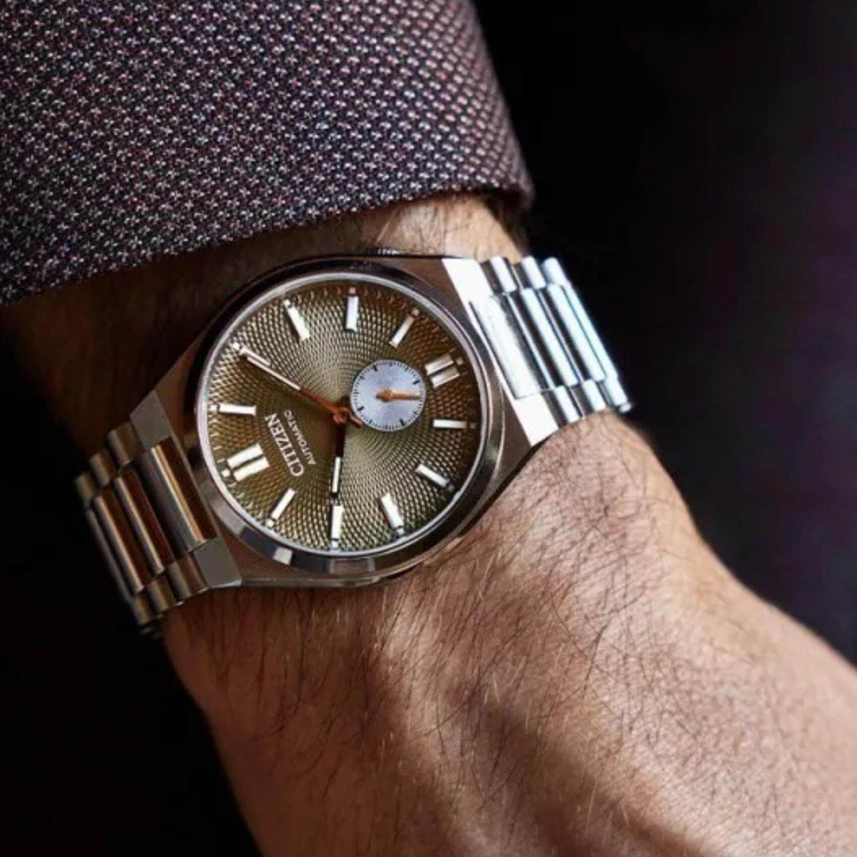 Ανδρικό ρολόι Citizen Tsuyosa NK5010-51X φορεμένο στον καρπό με ασημί μπρασελέ από ανοξείδωτο ατσάλι.