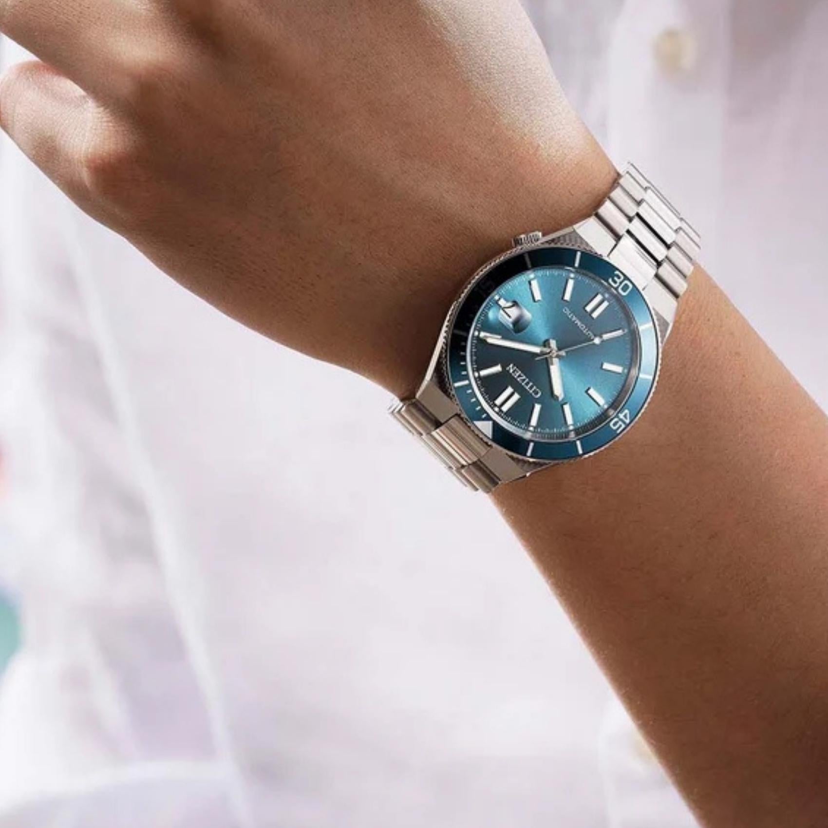 Ανδρικό ρολόι Citizen TSUYOSA Shore NJ0231-56L με ασημί μπρασελέ και τιρκουάζ καντράν φορεμένο στον καρπό
