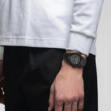 Φορεμένο ανδρικό ρολόι D1 Milano Black Kevlar D1-UHKJ01 σε ανδρικό χέρι με μαύρο λουράκι Kevlar.