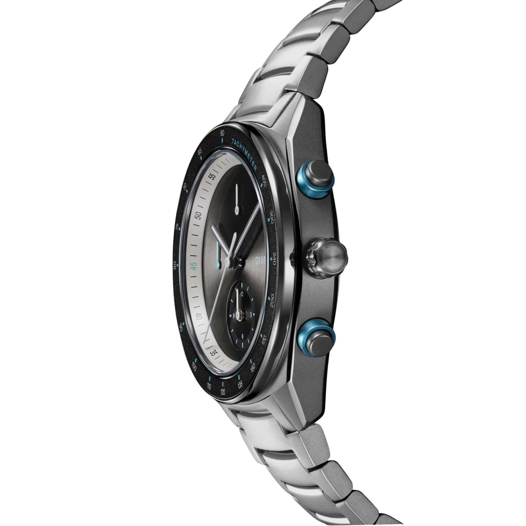 Πλάγια όψη του D1 Milano Essential Chronograph D1-CHBJ21 που αναδεικνύει την οκτάγωνη κάσα από σατινέ ανοξείδωτο ατσάλι με gun metal φινίρισμα και το ανθρακί καντράν.