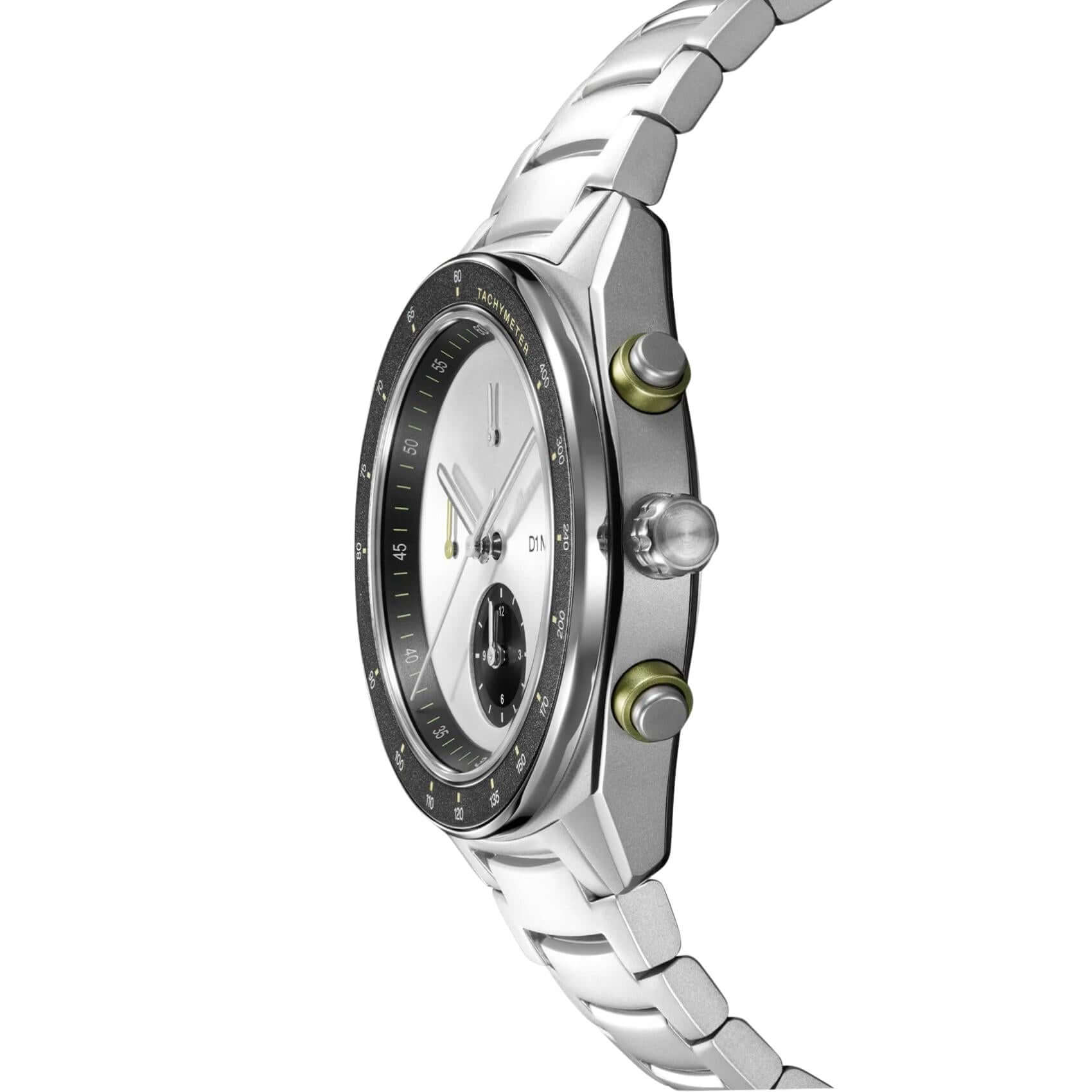 Πλάγια όψη του ρολογιού D1 Milano Essential Chronograph D1-CHBJ20 που αναδεικνύει την οκτάγωνη κάσα, το σατινέ φινίρισμα και το λευκό καντράν με υποκαντράν χρονογράφου.