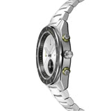 Πλάγια όψη του ρολογιού D1 Milano Essential Chronograph D1-CHBJ20 που αναδεικνύει την οκτάγωνη κάσα, το σατινέ φινίρισμα και το λευκό καντράν με υποκαντράν χρονογράφου.