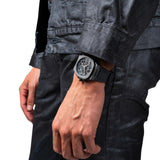 Ρολόι D1 Milano Jet Black Skeleton Rubber D1-SKRJ17 φορεμένο σε ανδρικό καρπό με total black εμφάνιση.