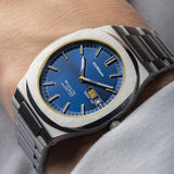 Φορεμένο ανδρικό ρολόι D1 Milano Light Illusion D1-UHBJ07 σε ανδρικό χέρι με ασημί ατσάλινο μπρασελέ.