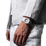 Ρολόι D1 Milano D1-PCBJ40 φορεμένο σε καρπό με γκρι πολυκαρμπονικό μπρασελέ και κάσα Ø40.5 mm.