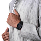 Ρολόι D1 Milano D1-PCBJ39 φορεμένο σε ανδρικό καρπό με μαύρο πολυκαρμπονικό μπρασελέ και κάσα Ø40.5 mm.