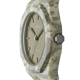 Κοντινό στο ματ γκρι καντράν του D1 Milano D1-PCBJ38 με γκρι δείκτες και ορυκτό κρύσταλλο με μπλε αντιανακλαστική επίστρωση.