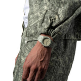 Ρολόι D1 Milano D1-PCBJ38 φορεμένο σε ανδρικό καρπό με forest camo μπρασελέ και κάσα Ø40.5 mm.